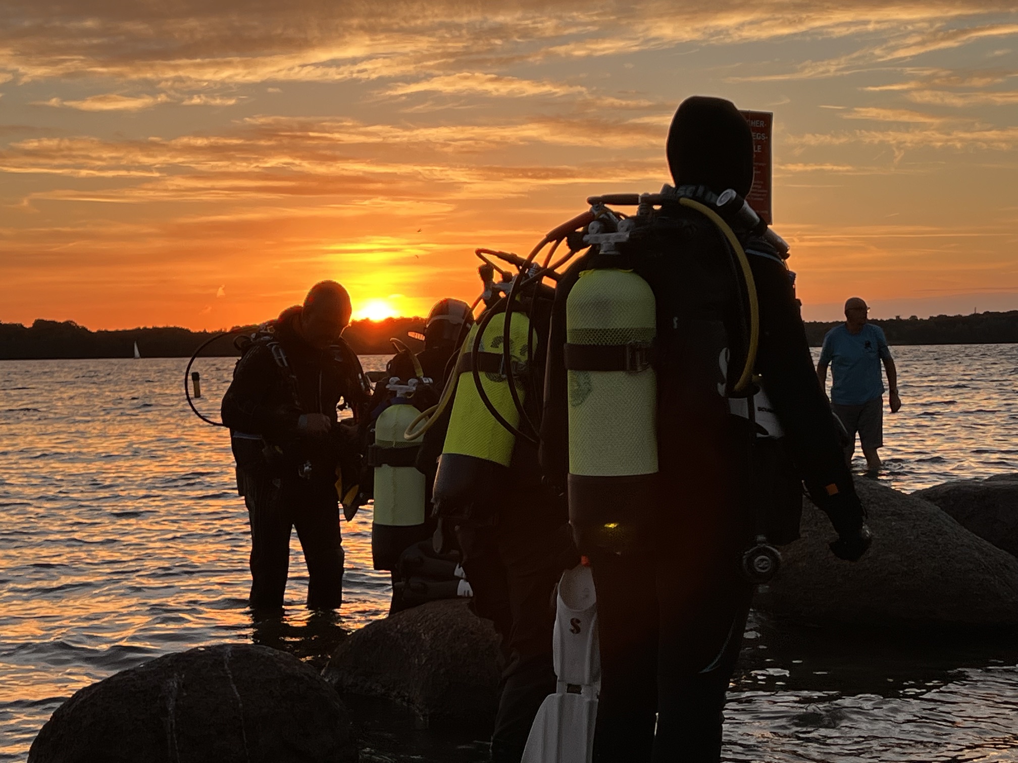 Tauchbasis Cospudener See Taucher im Sonnenuntergang Nachttauchen